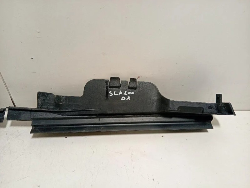 Guarnizione Raschiavetro Parafango EST DX A1716390243A1716390143SX+DX3 Mercedes Classe SLK R171 2004