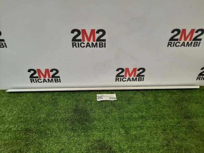 Guarnizione Raschiavetro Porta EST ANT SX 51357496139 Bmw Serie 3 F30 Berlina 2015