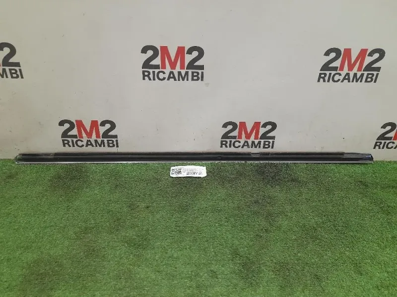 Guarnizione Raschiavetro Porta EST POST DX A1767350182 Mercedes Classe A W176 2015