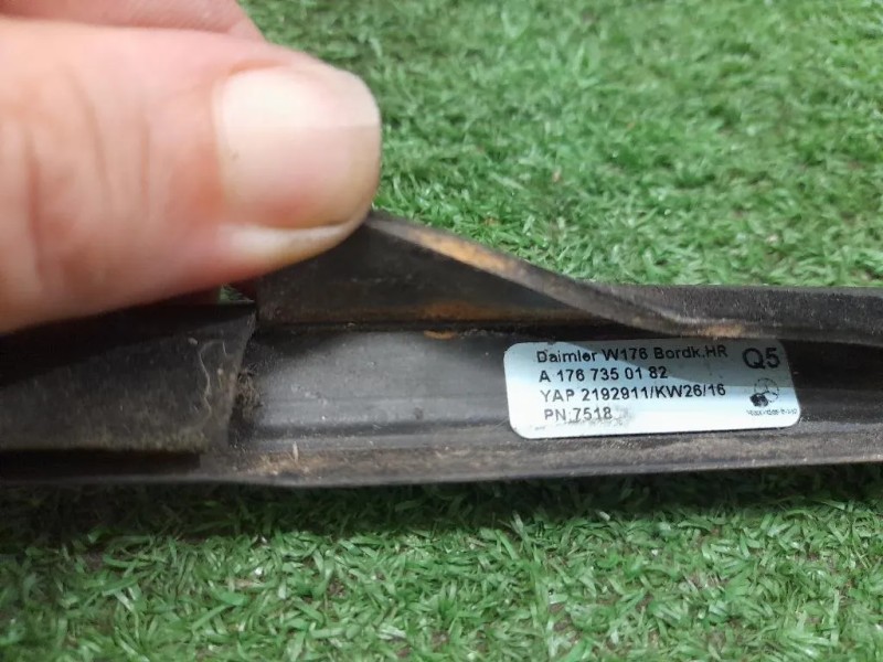 Guarnizione Raschiavetro Porta EST POST DX A1767350182 Mercedes Classe A W176 2015