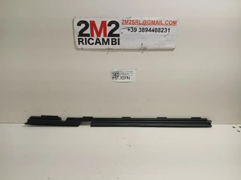 Guarnizione Raschiavetro Porta INT POST DX GUARNIZIONE RASCHIAVETRO PORTA INT POST DX Mercedes Classe C W205 2014