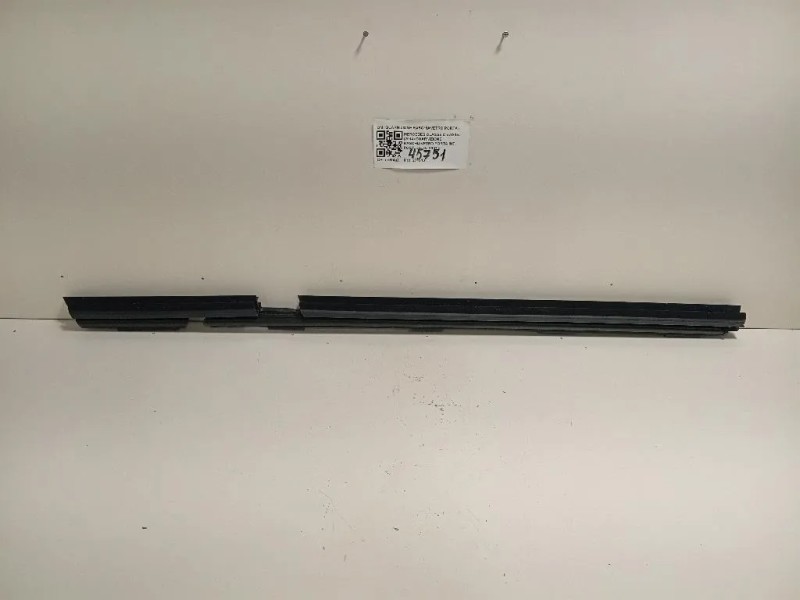 Guarnizione Raschiavetro Porta INT POST DX GUARNIZIONE RASCHIAVETRO PORTA INT POST DX Mercedes Classe C W205 2014