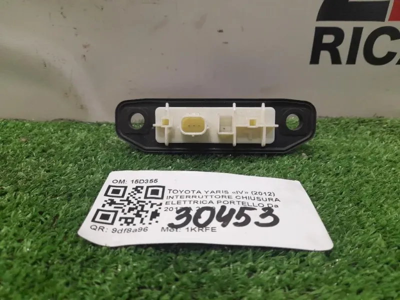 Interruttore Chiusura Elettrica Portello 15D355 Toyota Yaris IV 2012