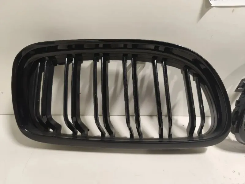 KIT Griglia DI Ventilazione Paraurti ANT KIT GRIGLIA DI VENTILAZIONE PARAURTI ANT Bmw Serie 3 F31 Touring 2012