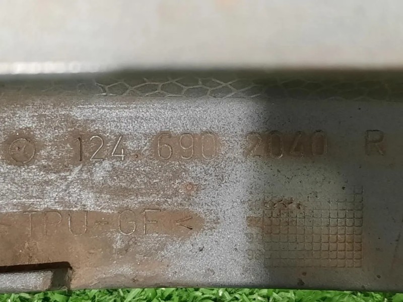 Listello Pannello Rivest Parafango POST DX 1246902040 Mercedes Classe E W124 1985