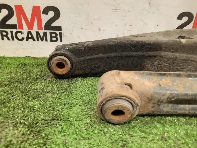 Braccio Oscillante POST DX BRACCIO LONGITUDINALE +OSCILLANTE POST SX Mitsubishi Pajero III 2000