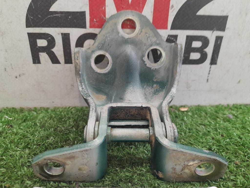 Cerniera Porta SUP ANT DX MB574273 ANT DX Mitsubishi L200 II 1997