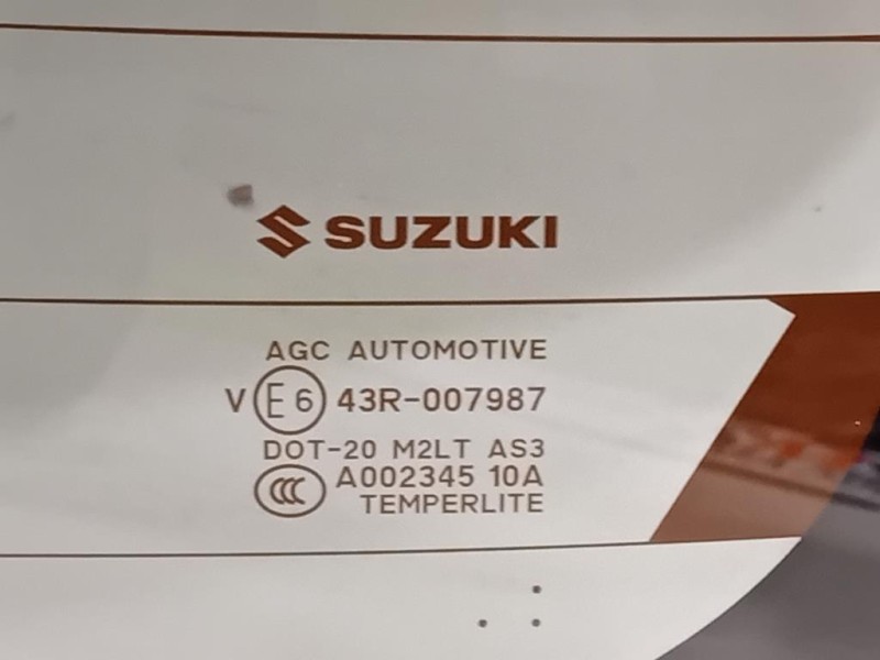 Lunotto 84570-62R10 Suzuki Swift VI 2017