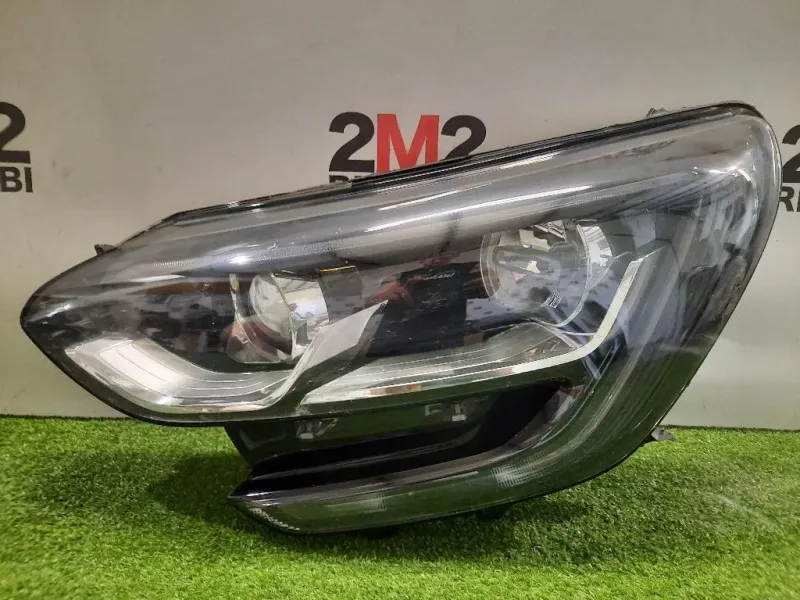 Proiettore ANT SX 260602792R DIFFETTI IN FOTO Renault Mégane IV 2016