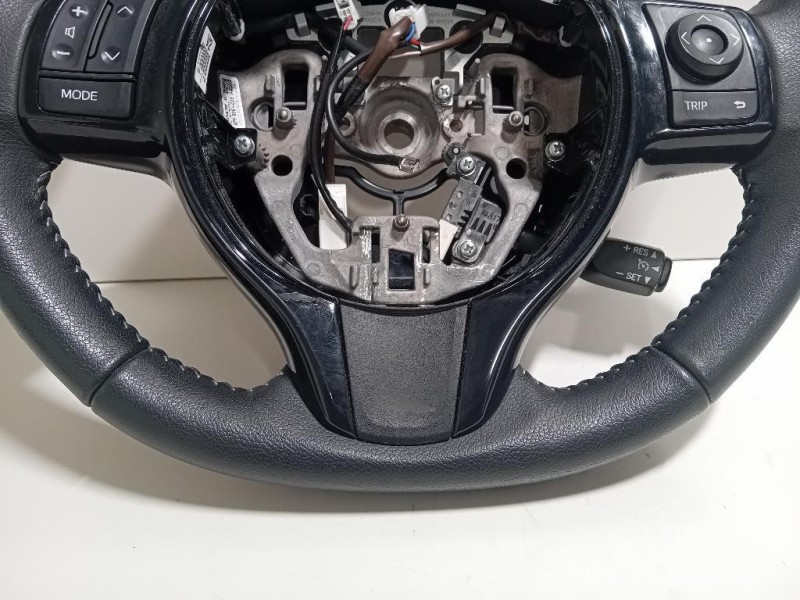 Volante 310093699 Toyota Yaris IV 2017