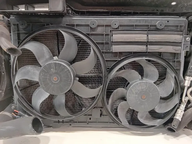 Rivestimento Frontale ANT 1K0 121 205 AD Volkswagen GOLF V 2004