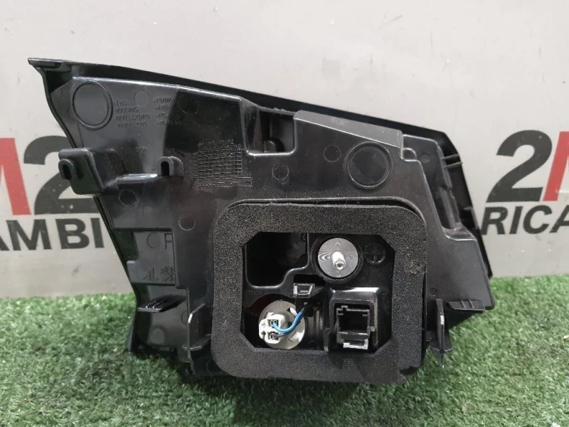 Fanale INT POST DX 9811027780 Peugeot 5008 II 2017