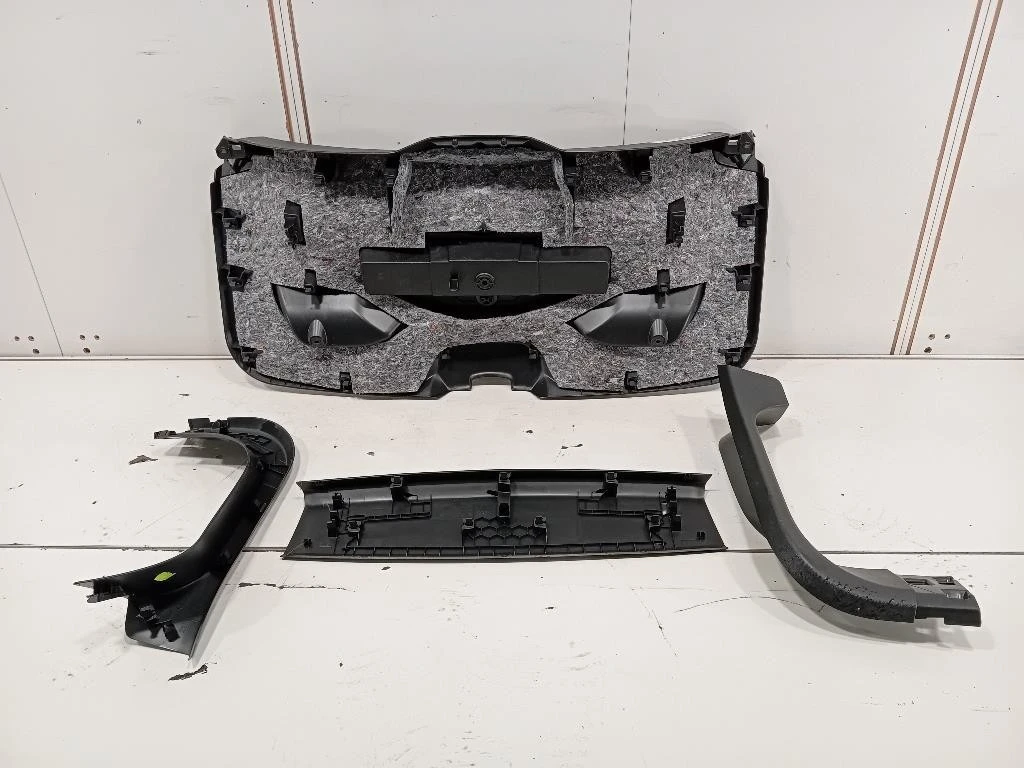 Pannello Rivestimento Portello Centrale POST Peugeot 2008 II 2020