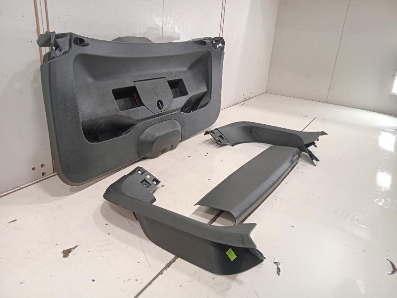 Pannello Rivestimento Portello Centrale POST Peugeot 2008 II 2020