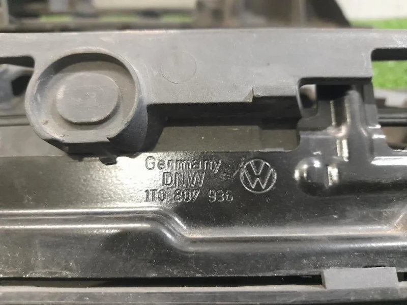 Supporto Spoiler Paraurti POST 1T0807936 Volkswagen Caddy III 2004