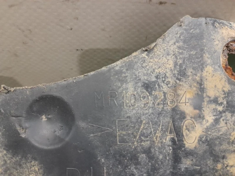 Paraspruzzi Parafango ANT DX MR109284 Mitsubishi L200 II 1997