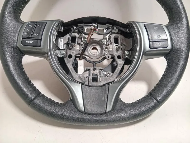 Volante 306744199B4W-AD Toyota Yaris IV 2017