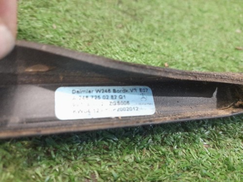 Guarnizione Raschiavetro Porta EST ANT DX A2467250282 Mercedes Classe B W246 2012