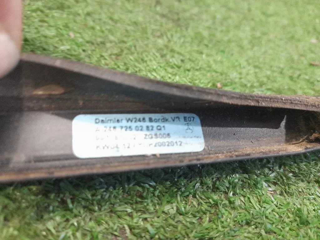 Guarnizione Raschiavetro Porta EST ANT DX A2467250282 Mercedes Classe B W246 2012