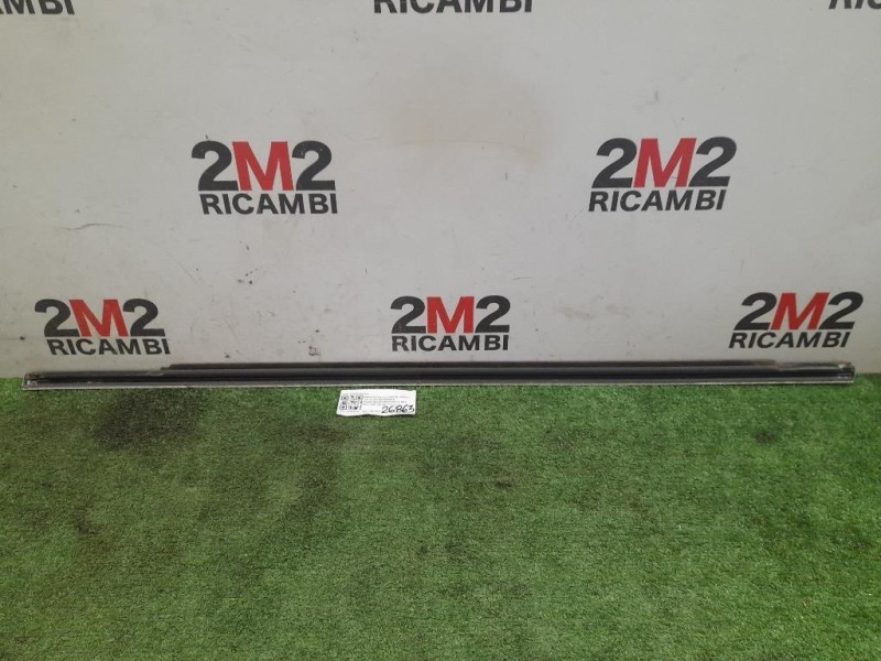 Guarnizione Raschiavetro Porta EST ANT DX A2467250282 Mercedes Classe B W246 2012