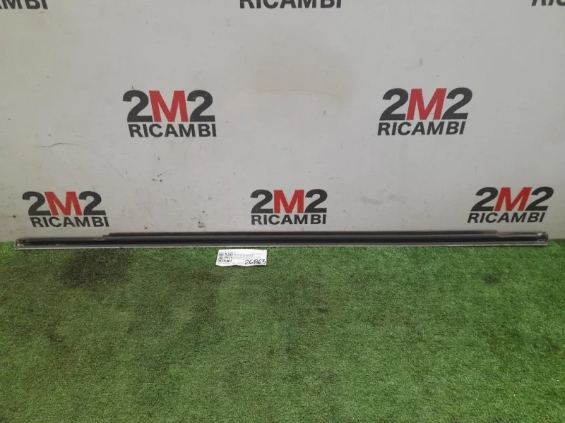 Guarnizione Raschiavetro Porta EST ANT DX A2467250282 Mercedes Classe B W246 2012