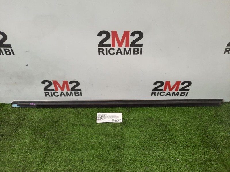 Guarnizione Raschiavetro Porta EST ANT DX A1567250282 Mercedes Classe GLA X156 2014