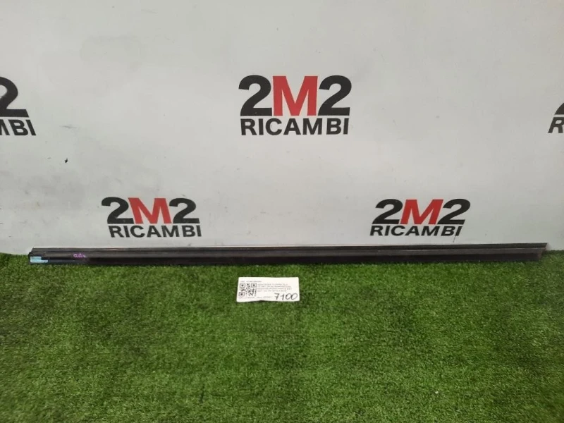Guarnizione Raschiavetro Porta EST ANT DX A1567250282 Mercedes Classe GLA X156 2014