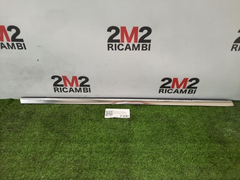 Guarnizione Raschiavetro Porta EST ANT DX A1567250282 Mercedes Classe GLA X156 2014