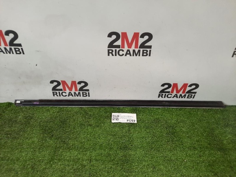 Guarnizione Raschiavetro Porta EST ANT SX A1567250182 Mercedes Classe GLA X156 2014