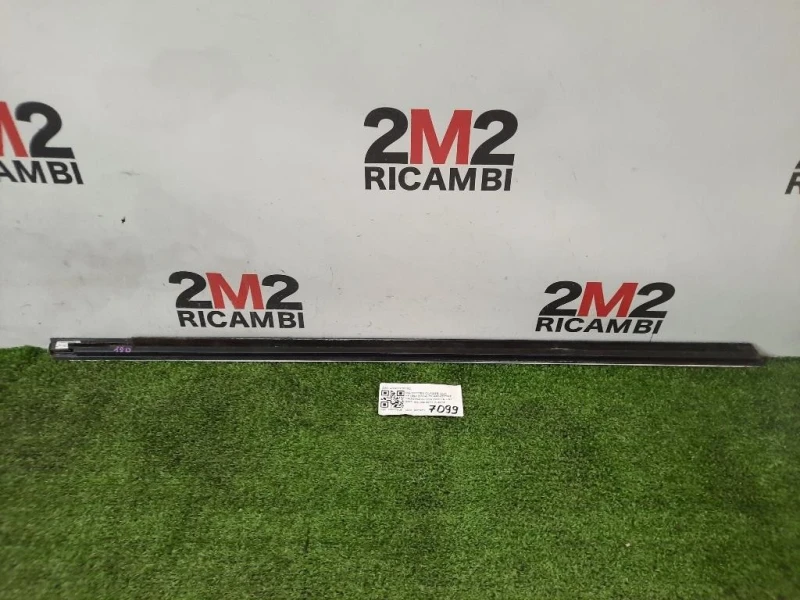 Guarnizione Raschiavetro Porta EST ANT SX A1567250182 Mercedes Classe GLA X156 2014