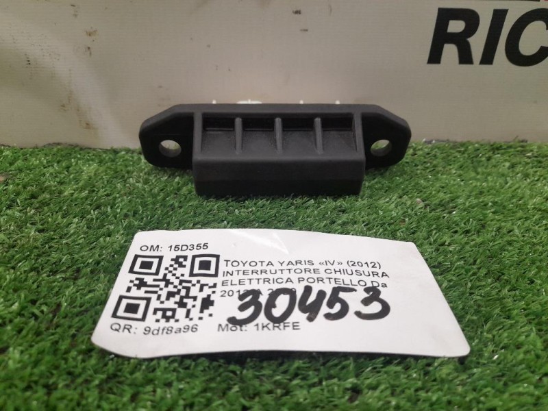 Interruttore Chiusura Elettrica Portello 15D355 Toyota Yaris IV 2012