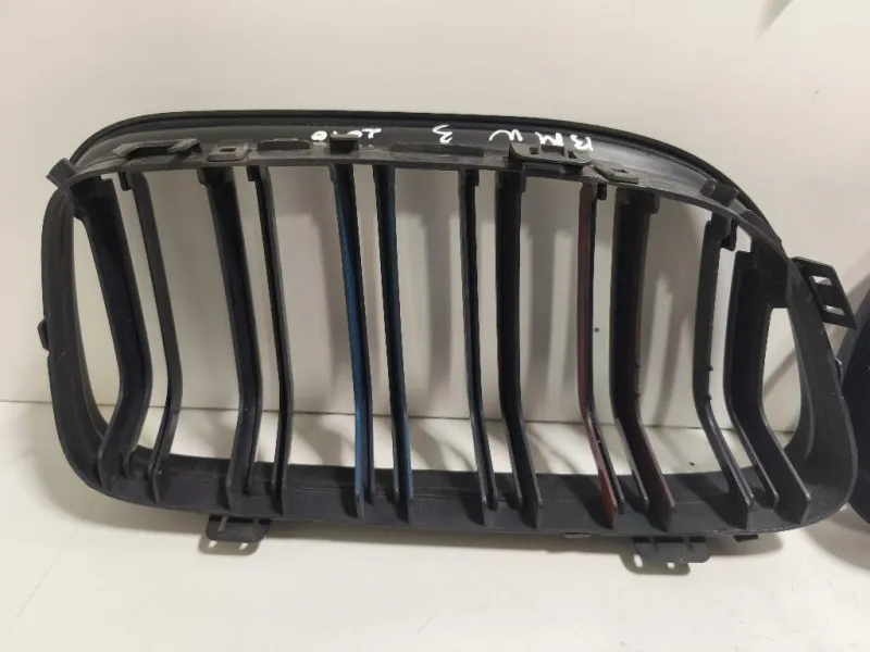 KIT Griglia DI Ventilazione Paraurti ANT KIT GRIGLIA DI VENTILAZIONE PARAURTI ANT Bmw Serie 3 F31 Touring 2012