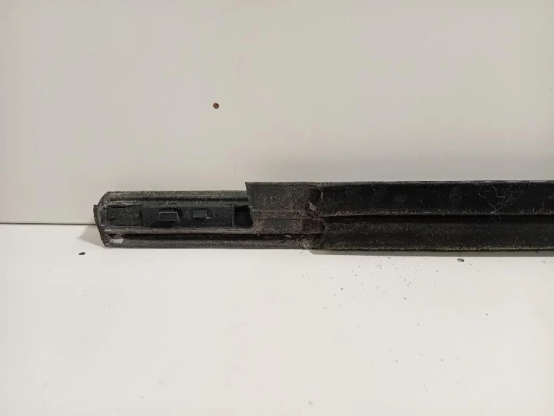 Listello Modanatura Raschiavetro Porta ANT DX LISTELLO MODANATURA RASCHIAVETRO PORTA ANT DX Ford Focus IV SW 2011