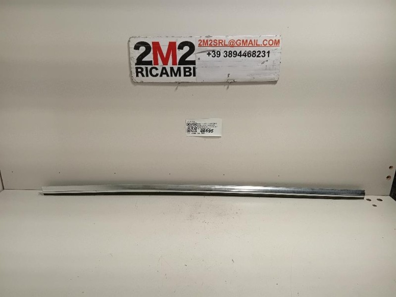 Listello Modanatura Raschiavetro Porta ANT DX LISTELLO MODANATURA RASCHIAVETRO PORTA ANT DX Ford Focus IV SW 2011