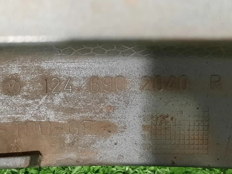 Listello Pannello Rivest Parafango POST DX 1246902040 Mercedes Classe E W124 1985