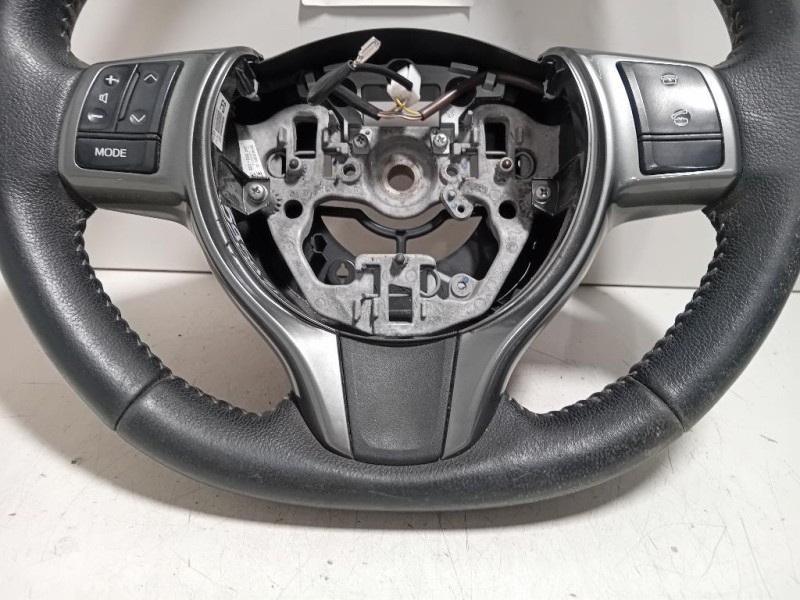 Volante 306744199B2S Toyota Yaris IV 2014