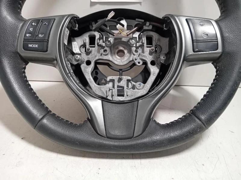 Volante 306744199B2S Toyota Yaris IV 2014