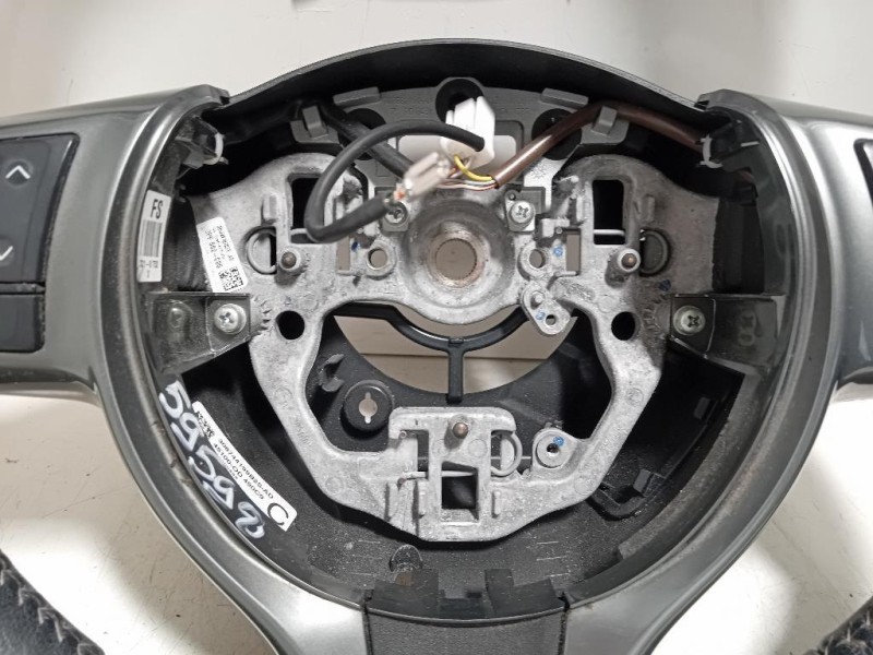 Volante 306744199B2S Toyota Yaris IV 2014
