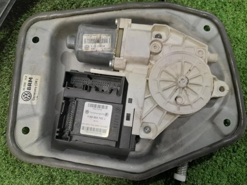 Alzacristallo Porta ANT DX 1K3837462B 1K0959792J Volkswagen GOLF V 2004