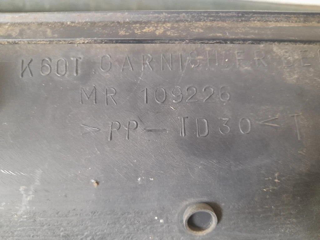 Griglia Copertura Cunetta Acqua MR109226 Mitsubishi L200 II 1997