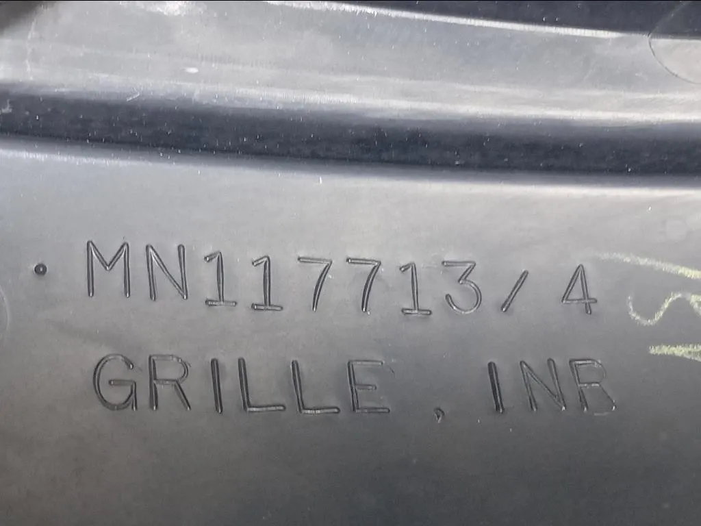 Griglia DI Ventilazione Paraurti ANT GRIGLIA DI VENTILAZIONE PARAURTI ANT Mitsubishi Pajero III 2000