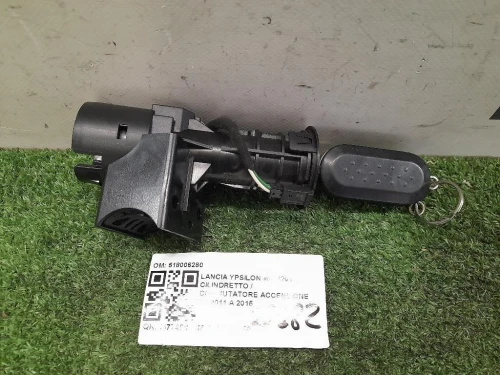 Guarnizione Raschiavetro Porta EST ANT DX A2467250282 Mercedes Classe B W246 2012