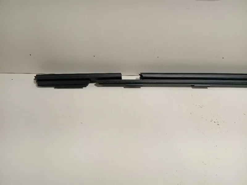 Guarnizione Raschiavetro Porta INT POST DX GUARNIZIONE RASCHIAVETRO PORTA INT POST DX Mercedes Classe C W205 2014