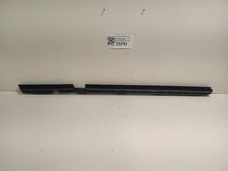 Guarnizione Raschiavetro Porta INT POST DX GUARNIZIONE RASCHIAVETRO PORTA INT POST DX Mercedes Classe C W205 2014