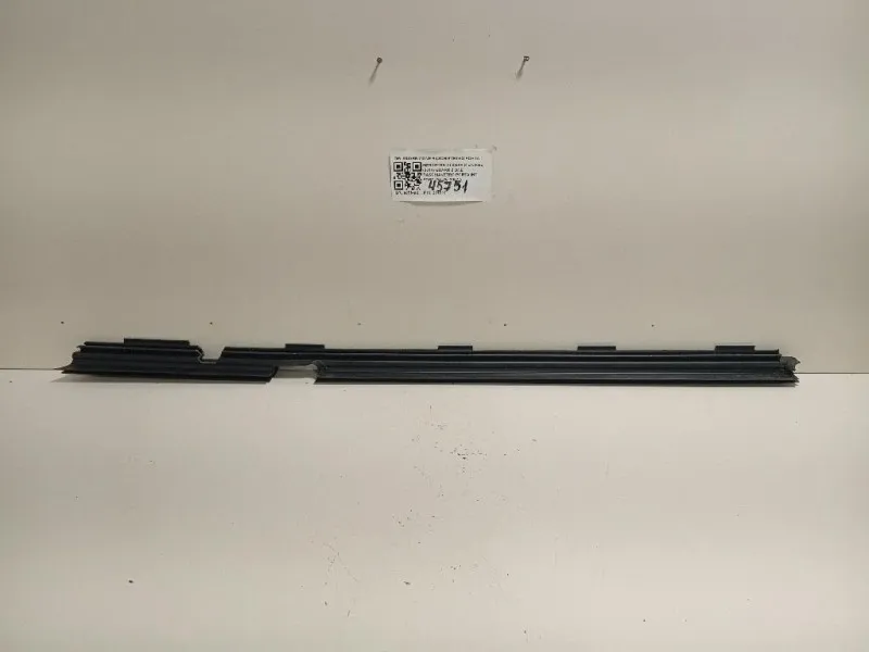 Guarnizione Raschiavetro Porta INT POST DX GUARNIZIONE RASCHIAVETRO PORTA INT POST DX Mercedes Classe C W205 2014