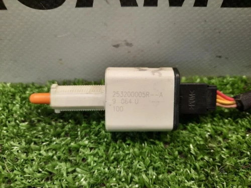 Interruttore LUCE Freno ANT 253200005R PRDALE Renault Mégane III 2009