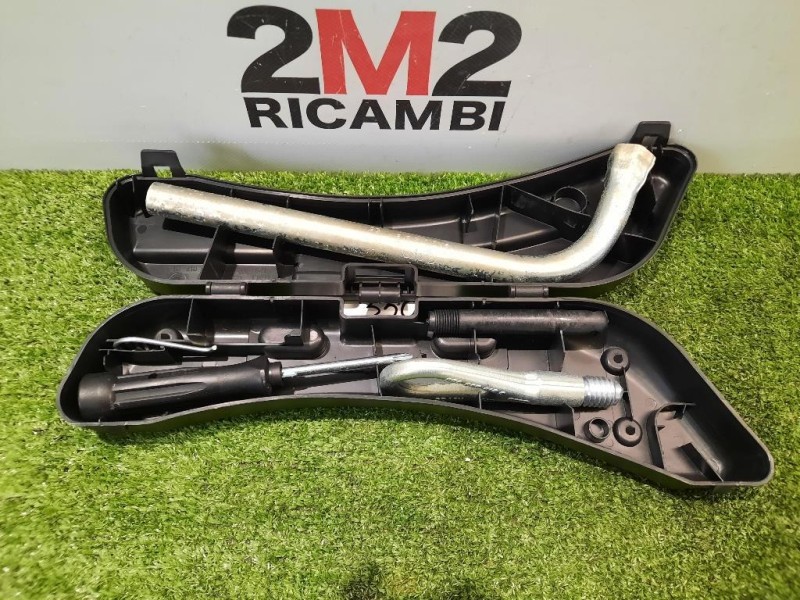 KIT Attrezzi 8E0012111A Audi A4 8ED Avant 2005