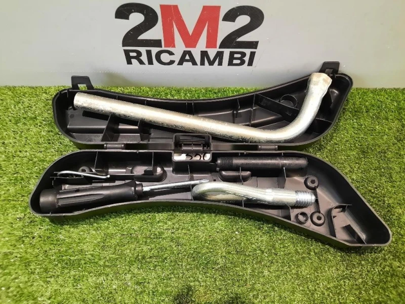 KIT Attrezzi 8E0012111A Audi A4 8ED Avant 2005