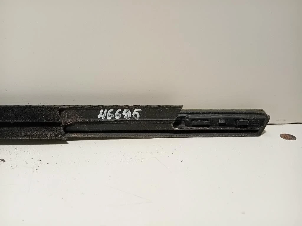 Listello Modanatura Raschiavetro Porta ANT DX LISTELLO MODANATURA RASCHIAVETRO PORTA ANT DX Ford Focus IV SW 2011