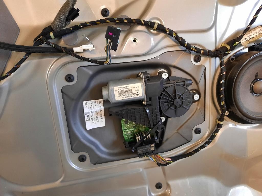 Porta ANT SX 5J7831055 Skoda Roomster 5J7 2010